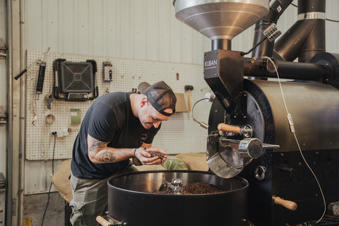 Le secret d’un bon café : Le procédé de torréfaction expliqué en 4 étapes clés