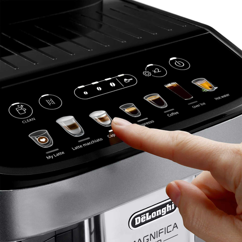 Machine à café automatique Magnifica Evo De'Longhi préparant un espresso avec mousse LatteCrema