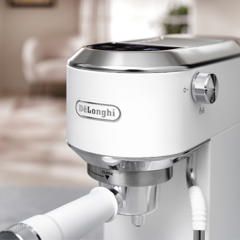 Machine à espresso compacte Dedica Duo Cold Brew vanille – De'Longhi