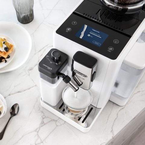 Machine à café automatique Rivelia blanche arctique - De'Longhi