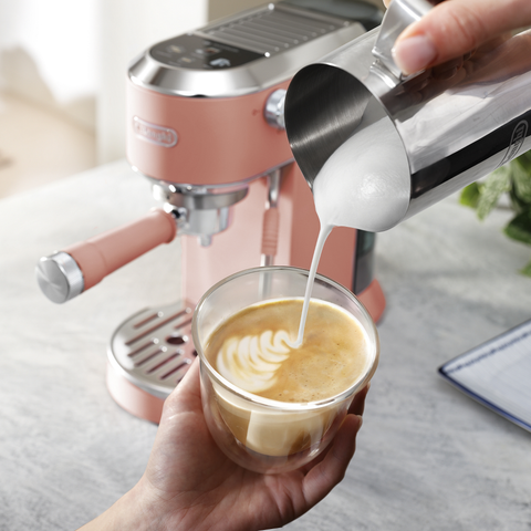 Machine à espresso compacte Dedica Duo Cold Brew rose – De'Longhi