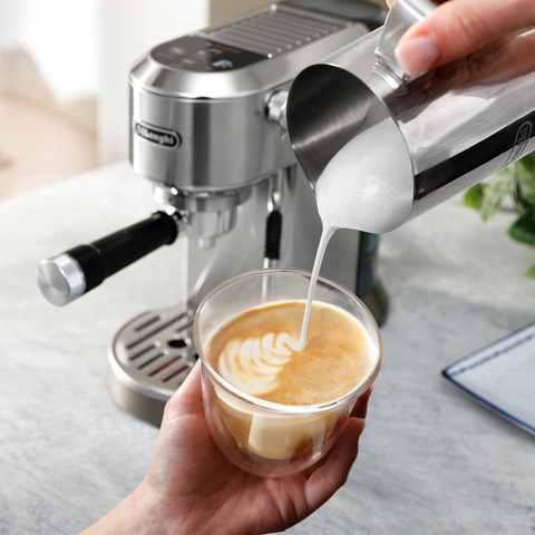 Machine à espresso compacte Dedica Duo Cold Brew acier inoxydable – De'Longhi