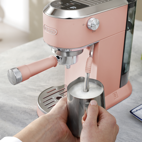 Machine à espresso compacte Dedica Duo Cold Brew rose – De'Longhi