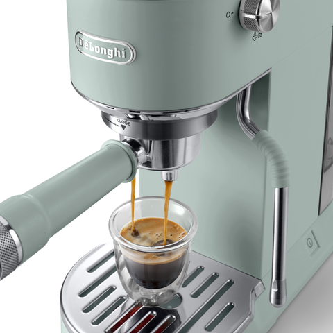 Machine à espresso compacte Dedica Duo Cold Brew vert pistache – De'Longhi